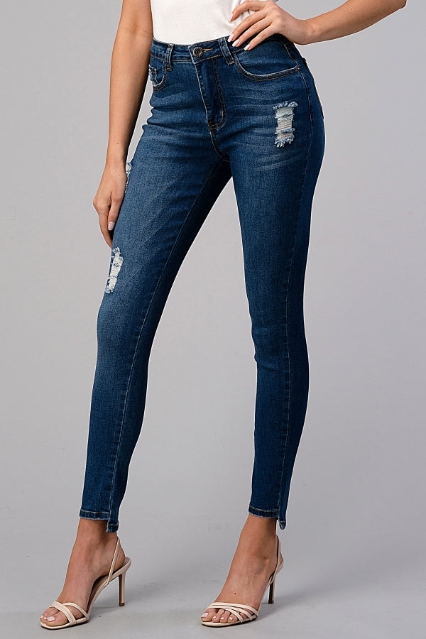 Juniors skinny denim jeans featuring distressed details and classic fit
